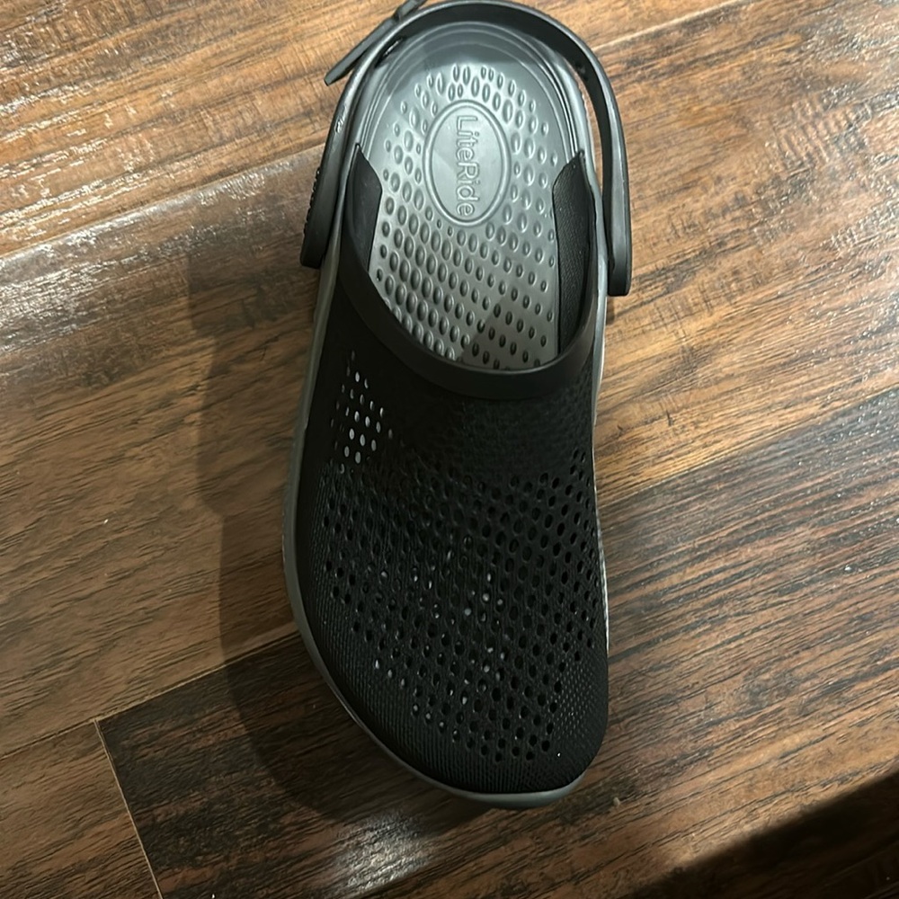 Unisex crocs. Women’s 7 men’s 5 Still with tags on. Excellent condition